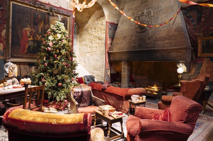 How to decorate like the gryffindor common room