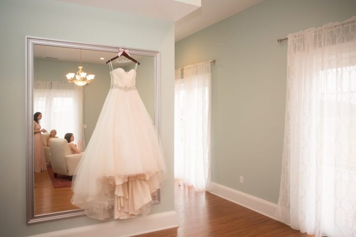 How to decorate bride and groom room