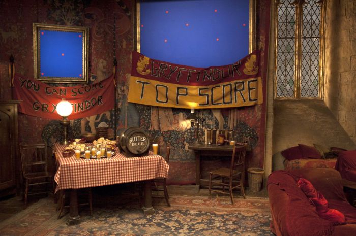 How to decorate like the gryffindor common room